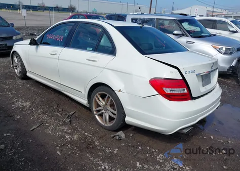 2012 Mercedes-Benz C 300 Luxury 4Matic/Sport 4Matic из США, поврежденный, VIN WDDGF8BB2CA643903